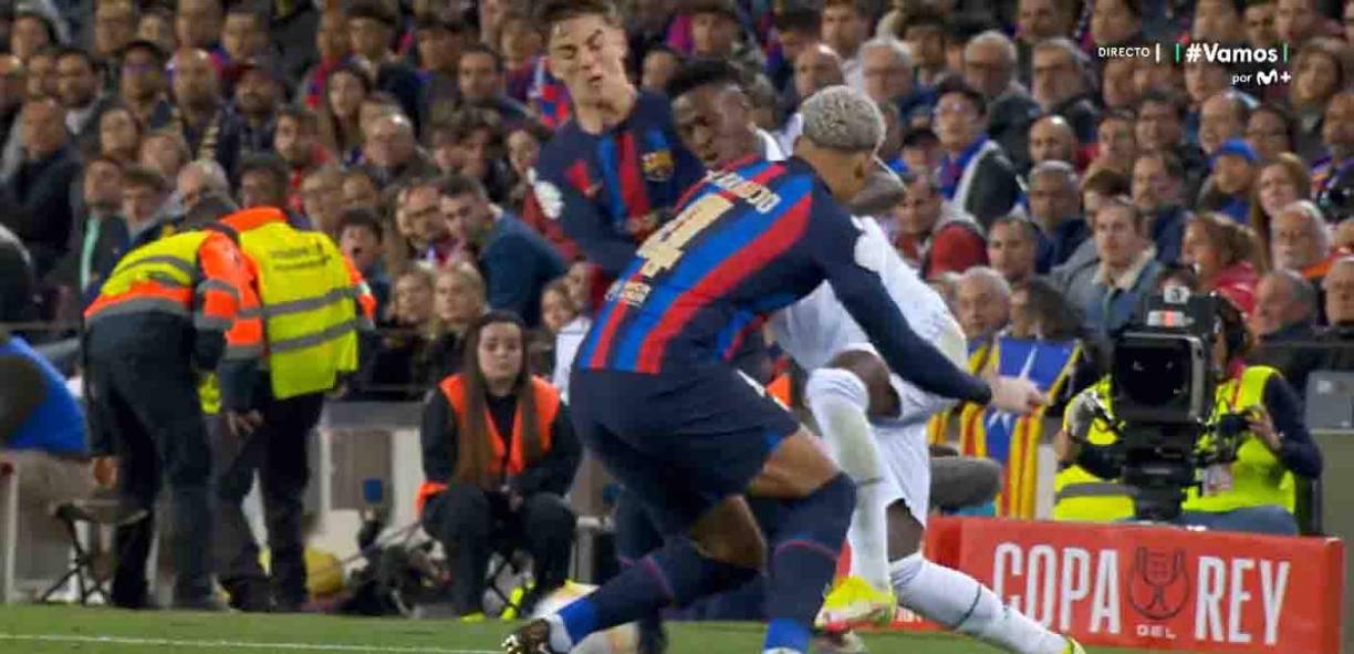 Gavi comenzó luego que le hizo una dura falta a Vinicius y esto provocó el enfado del brasileño del Real Madrid.