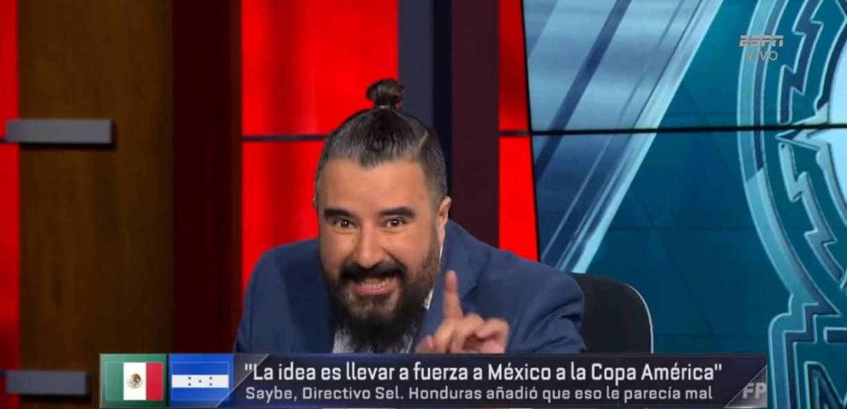 Seguidamente se refirió al tiempo que añadió Iván Barton: “Perdón, no se debieron agregar 9 minutos... ¡se debieron agregar 20! No se le marca un penal a favor a México. Y en los penales, reglamentariamente, está bien la repetición”.