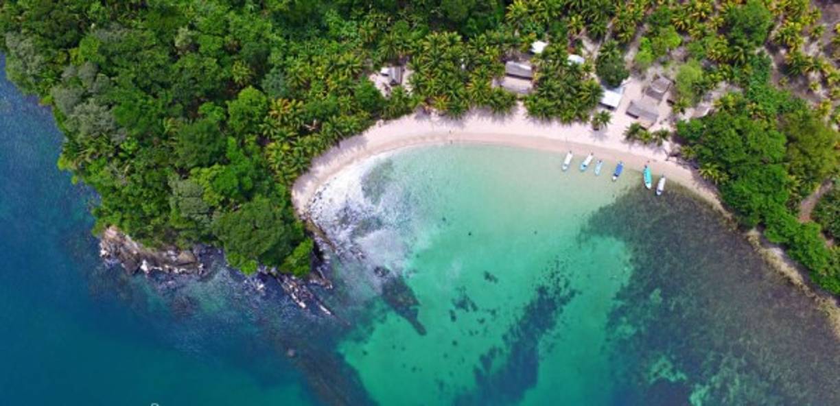 Otra opción es el Parque Nacional Jeannette Kawas, el cual se localiza en la Bahía de Tela, departamento de Atlántida, comenzando a unos 3.5 km al oeste de la ciudad de Tela.
