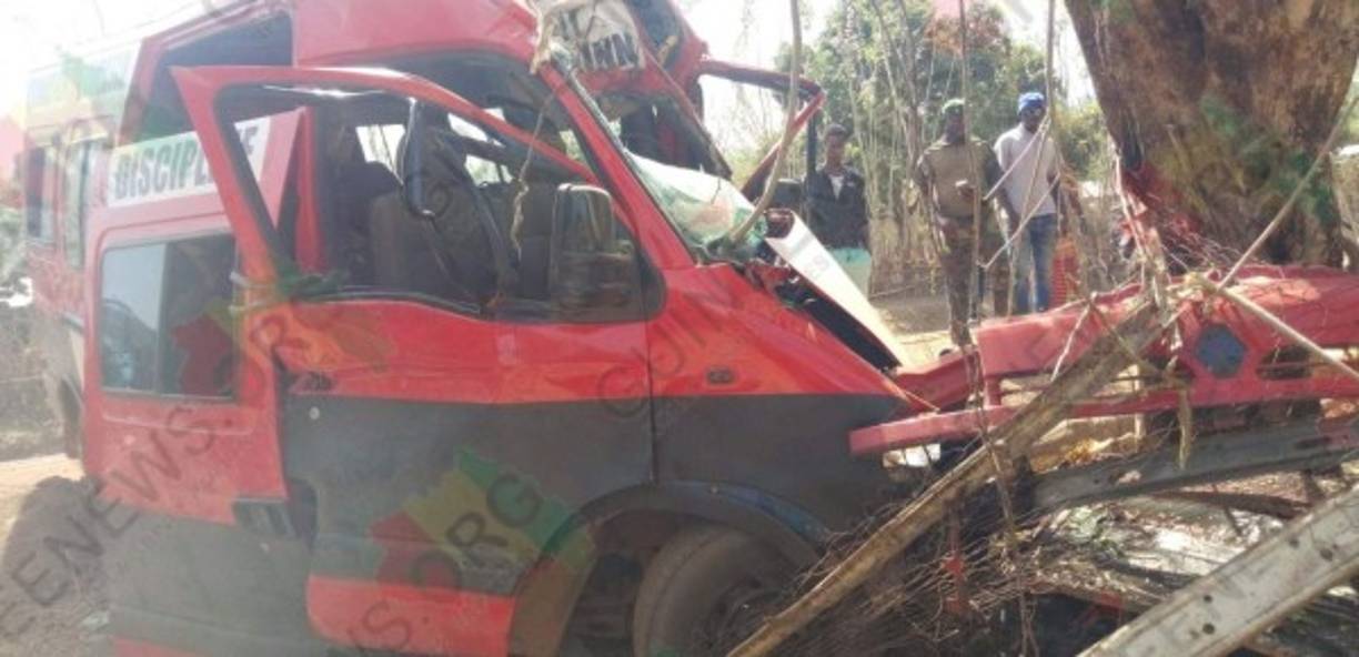 El entrenador del equipo, superviviente del accidente, habló para los micrófonos de Guineematin.com: 'Estábamos en un descenso cuando los frenos del autobús cedieron repentinamente. Había tres curvas, el conductor logró hacer las dos primeras de alguna manera, pero en la tercera ya no pudo hacer nada, perdió el control del vehículo, que se estrelló contra un árbol'.