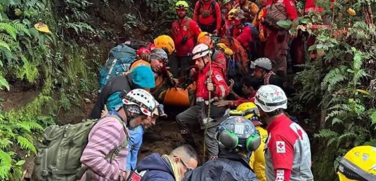 La sobreviviente, que según la lista de ocupantes de la avioneta facilitada por las autoridades es Paola Amador, costarricense de 31 años, fue hallada consciente y con múltiples fracturas y fue trasladada “en estado crítico” en ambulancia al hospital San Juan de Dios de San José.