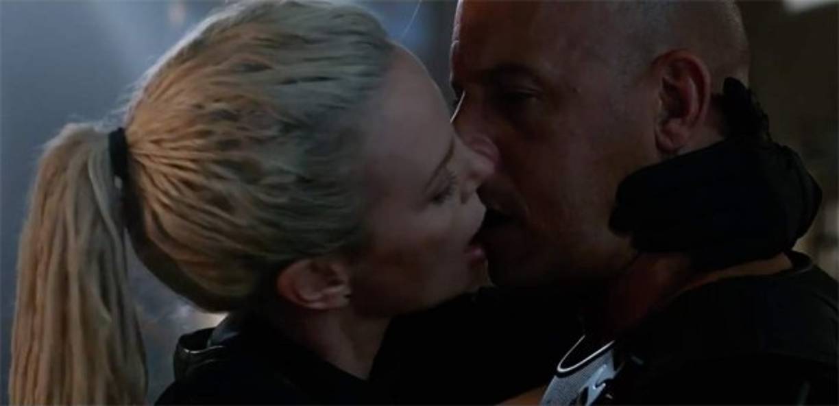 'Definitivamente no me quejo. Charlize Theron no es mala pareja de besos. ¿Si lo disfrutó? Oh, Dios mío, sí. Un beso no miente, los labios no mienten. No, no lo hicieron”, dijo Vin Diesel tras la incógnita del beso que se dieron con la malvada Cipher en la cinta.