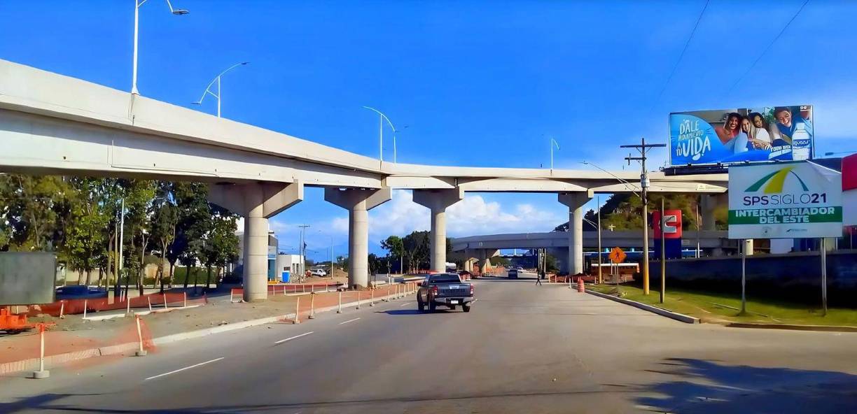 El imponente proyecto tendrá tres niveles, incluyendo el inaugurado este día, con ello se eliminarán los giros a la izquierda y se evitará el congestionamiento vehicular que se forma en ese sector. 