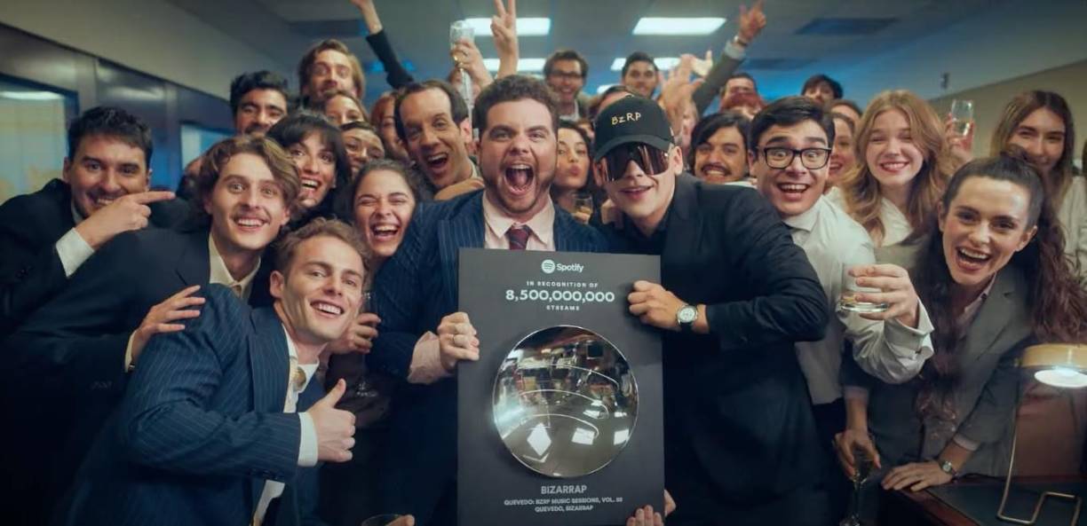 El productor Bizarrap utilizó como parodia una icónica escena de la película “El Lobo de Wall Street” donde comienza mostrando una placa junto a su equipo donde ha llegado a las 8,500,000,000 reproducciones en la plataforma de Spotify. El actor Guillermo Francella toma el personaje de un ejecutivo de Bizarrap Record.