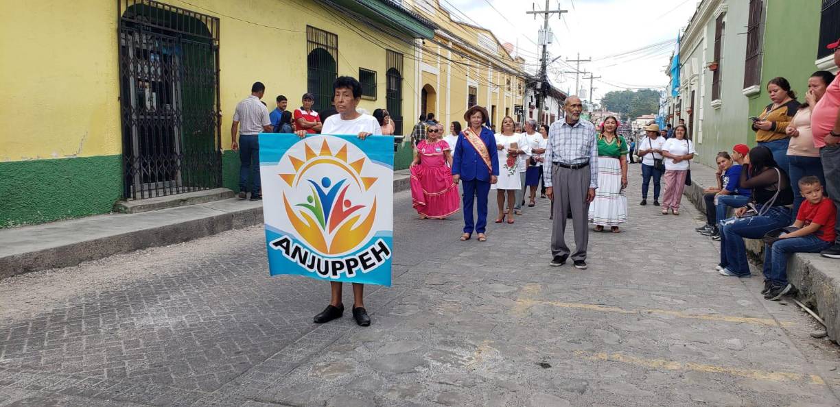 Y es que los desfiles en Santa Rosa de Copán iniciaron a eso de las 8:00 de la mañana con la participación de al menos 8 instituciones educativas. Personas mayores y miembros de organizaciones también se dieron cita en esta fiesta cívica.