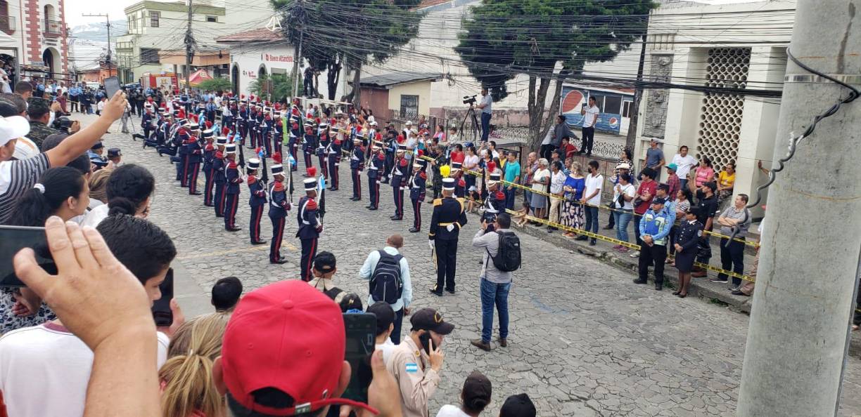 El ejercicio cívico en Copán lo iniciaron las autoridades educativas y municipales junto a miembros de las fuerzas de seguridad del país. 