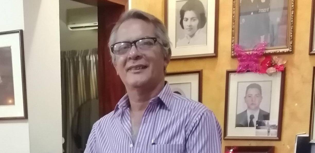 En el ámbito profesional, Javier Hall fue un pediatra destacado en la zona norte de Honduras. Su dedicación y amor por sus pacientes lo convirtieron en una figura respetada y querida.