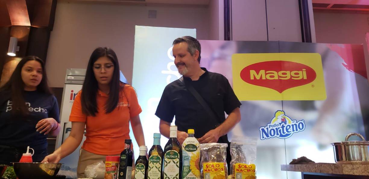 El chel Carlos Leal ya ha enseñado algunas recetas de platillos mexicanos callejeros. 