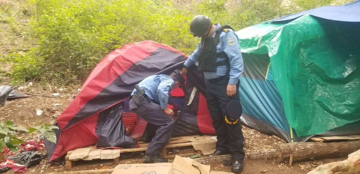  Durante la inspección al área se encontró un saco conteniendo supuesto metabisulfito de sodio; una materia prima para la elaboración de cocaína que fue encontrada enterrada, combustible y material para empacar droga.