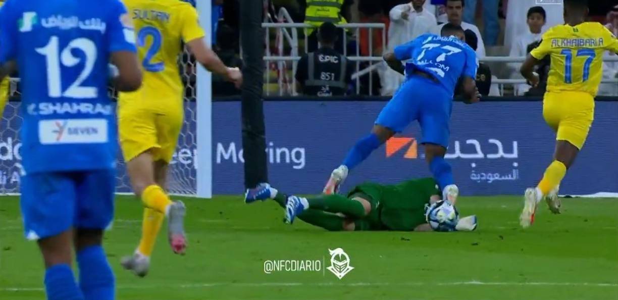 El panorama se le puso mejor al Al Hilal para lograr su undécimo título de Copa, el segundo seguido, cuando en el 56, el meta Ospina vio la roja al frenar con la mano fuera del área un cara a cara con Malcom.
