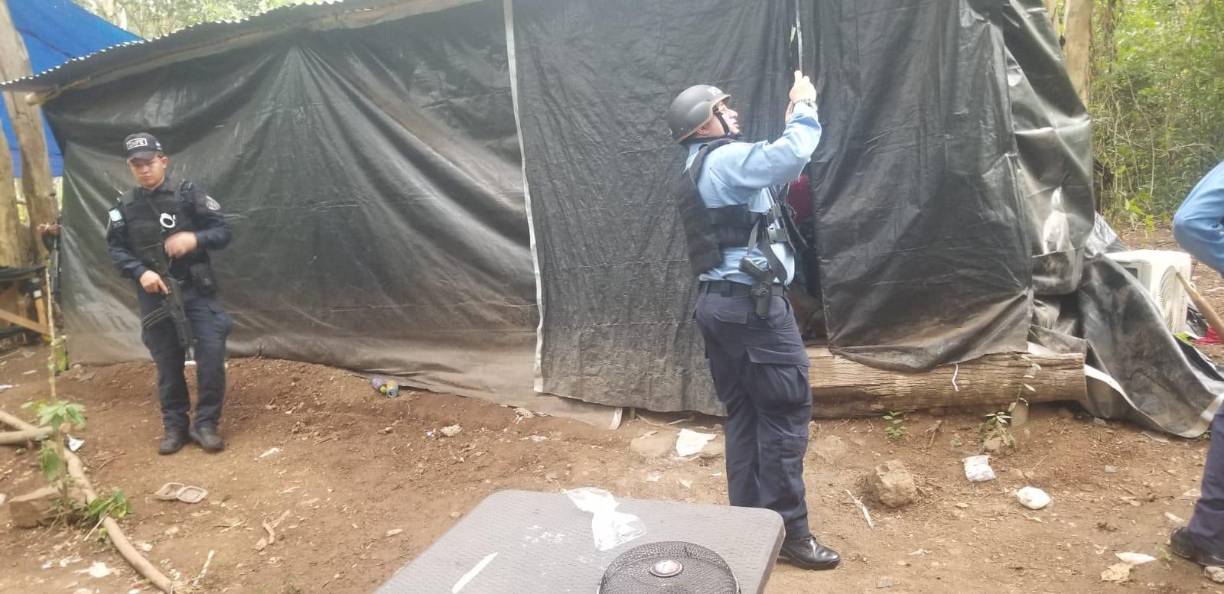 Agentes de la Policía desmantelaron la estructura.