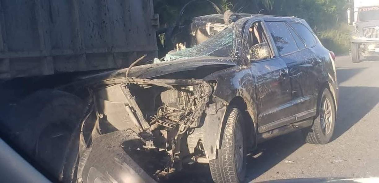 El vehículo en el que se transportaba la familia es una camioneta, color negra, cuya parte delantera quedó destruida producto del choque con el automotor pesado. 