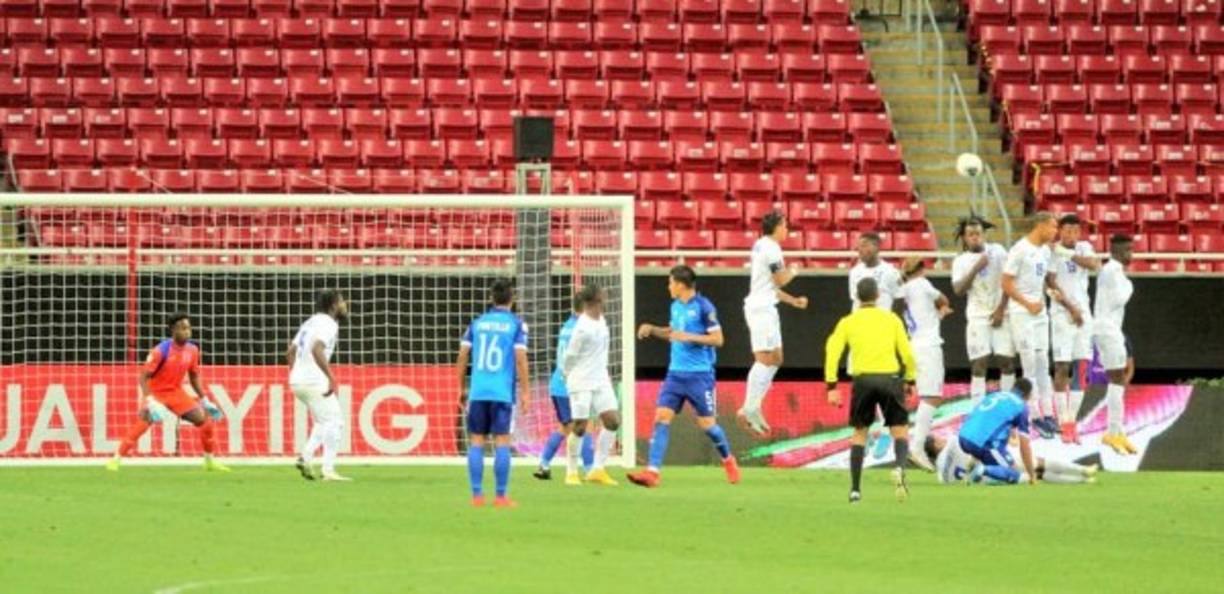 En el partido, efectuado en el estadio Akron, la escuadra hondureña marcó por medio de Douglas Martínez (46), mientras que El Salvador emparejó mediante Marvin Márquez (65).<br/><br/>
