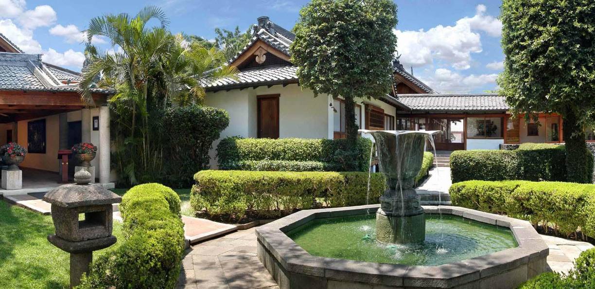 Este lugar no siempre fungió como hotel. Era la residencia de la socialité estadounidense Barbara Woolworth Hutton (1912-1979), considerada una de las mujeres más ricas del mundo en el siglo XX.