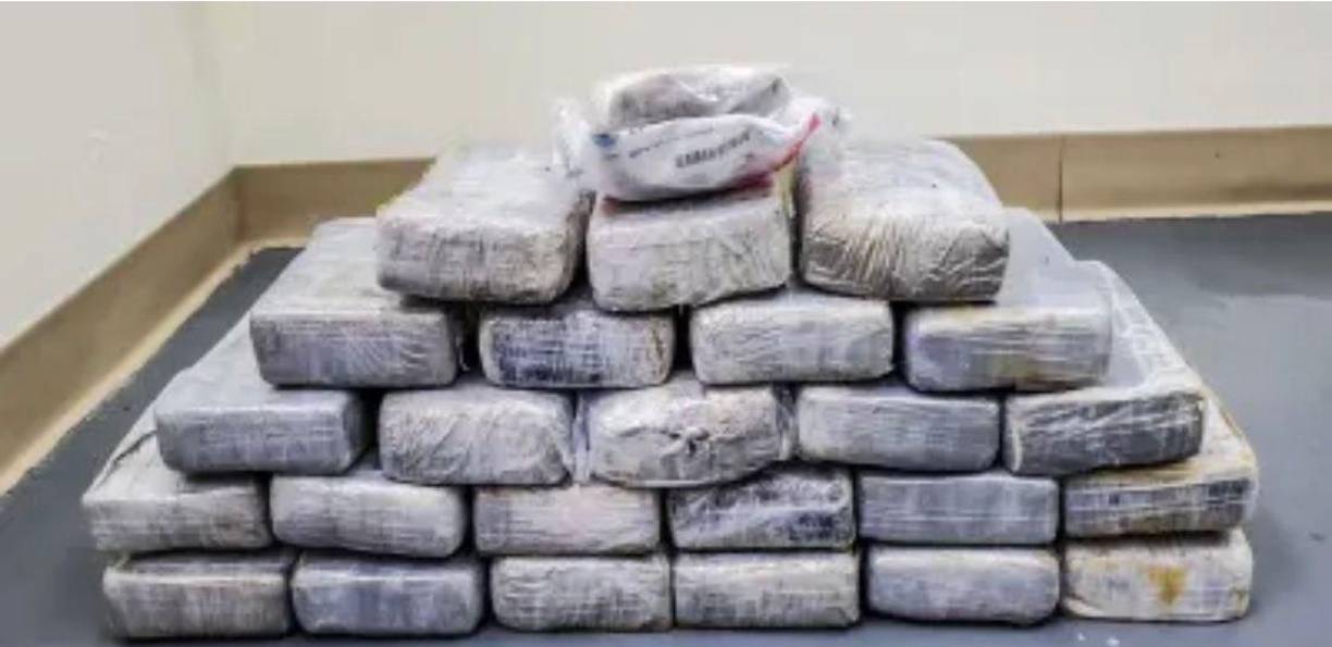 No se informó que se hayan producido arrestos ni el origen de los fardos incautados.