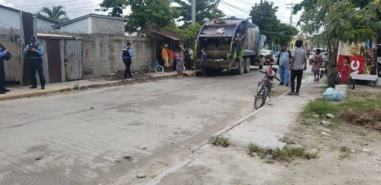 La Policía llegó hasta el lugar para acordonar la escena del accidente donde murió la fémina.