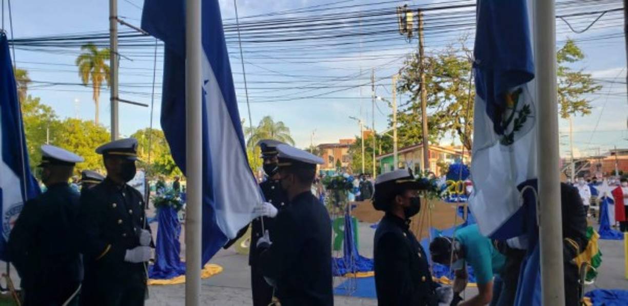 Paralelamente los miembros del Movimiento Social Organizado (Moso) coronaron la estatua de Francisco Morazán al tiempo que pedían no festejar sino protestar por la corrupción y la venta de la soberanía nacional.
