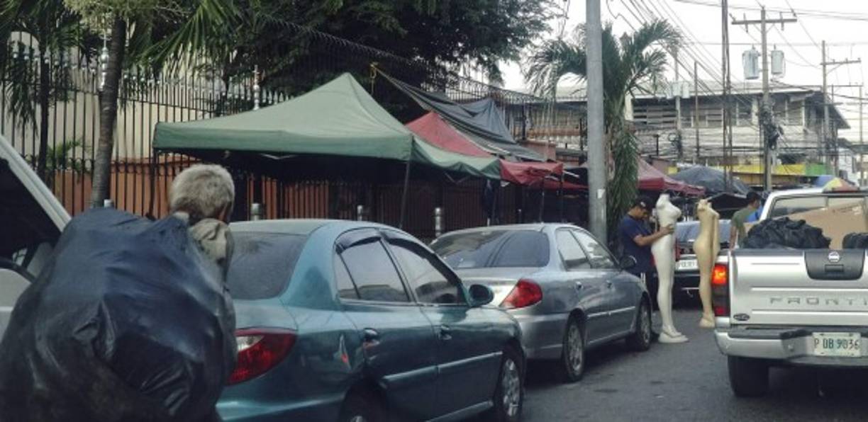 La calle se convierte en la vitrina al aire libre de muchos vendedores, que exhiben sus mercaderías de esa forma.