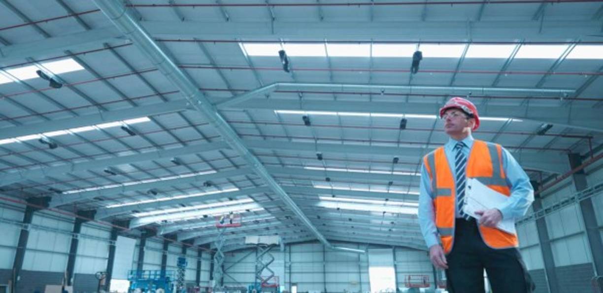 FACILITY VS. FACILIDAD<br/>Esta engaña con facilidad a quienes llevan mucho tiempo viviendo en Estados Unidos, pero para que se enteren, la palabra inglesa 'facility' se refiere a una instalación, como por ejemplo, una fábrica o un estadio deportivo.