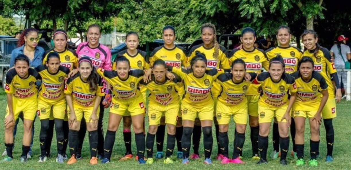 La labor de Waldina es amplia en el Real España. Posando junto al equipo femenino del cuadro españolista.