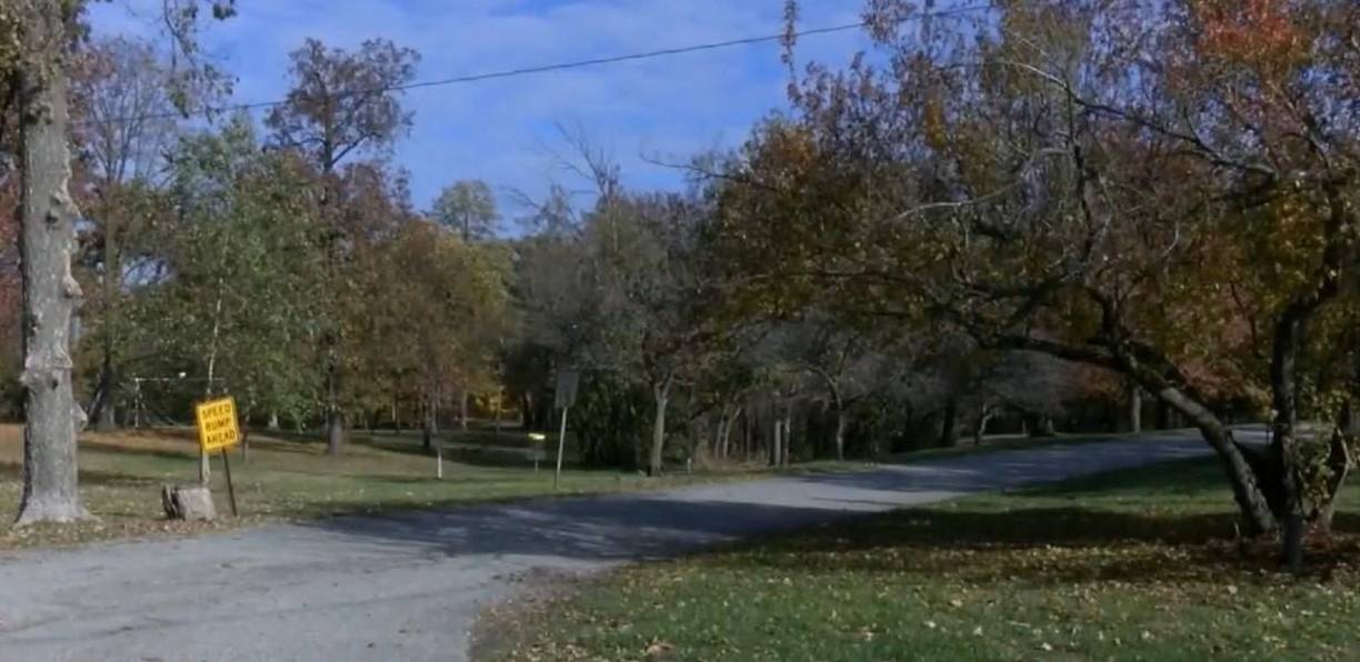 Los jóvenes, al parecer no habían dejado ningún rastro, nadie sospechaba de ellos. No obstante, <b>uno de ellos alardeó en Snapchat del crimen</b>. 