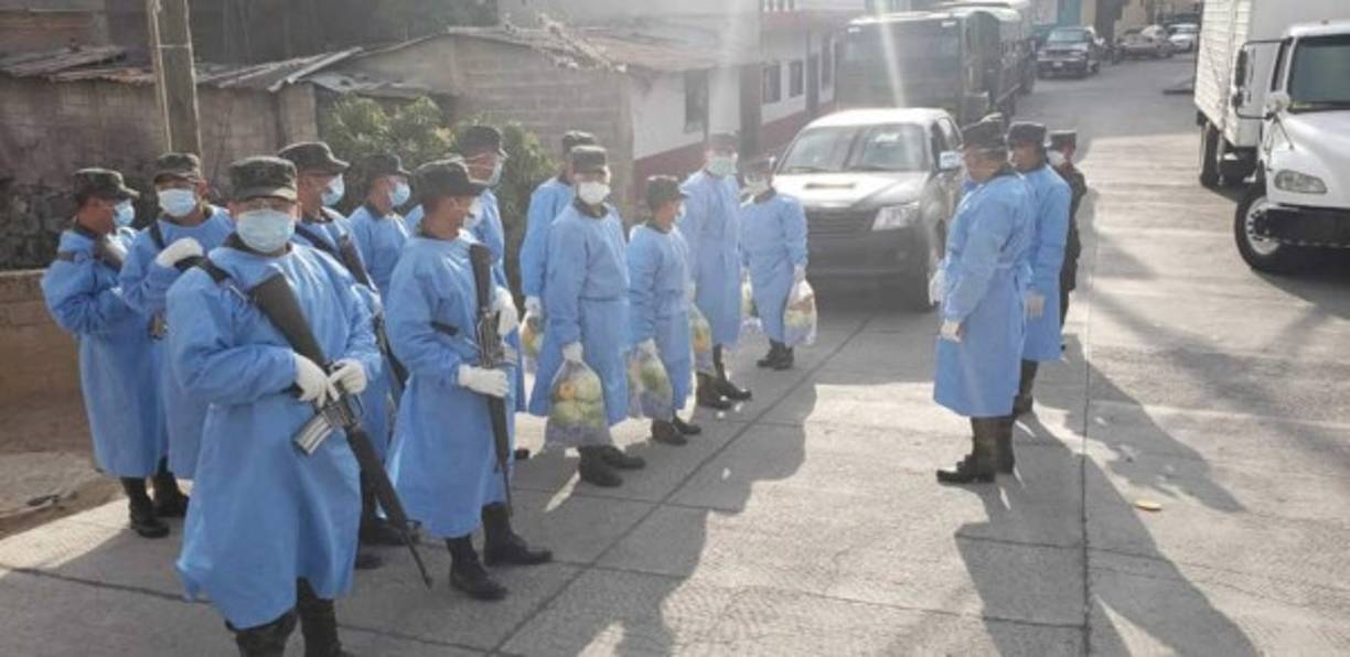 El personal de Fusina preparándose para brindar las donaciones a los pobladores de la colonia Lincoln.
