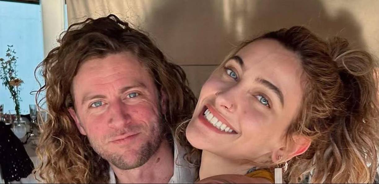 El carrusel de fotografías que acompañaban la amorosa leyenda presentaba una mirada al interior de la relación de Justin y Paris, incluyendo adorables instantáneas en cabina de fotos, selfies de la pareja, una mirada a sus disfraces de Halloween e incluso una foto de la pareja acurrucándose en su autobús de gira.