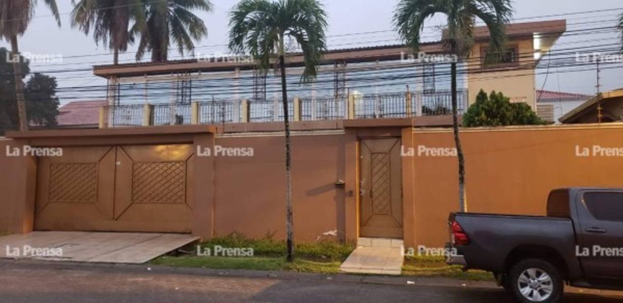 Según el Ministerio Publico, se ejecutan 8 allanamientos de morada y una inspección a negocio, así como la inscripción de medidas de aseguramiento sobre 24 bienes inmuebles ubicados en el departamento de Copán y 18 bienes inmuebles ubicados en el departamento de Cortés, 9 sociedades mercantiles y 26 vehículos, que forman parte del patrimonio del ex edil, su núcleo familiar y de negocios.<br/>