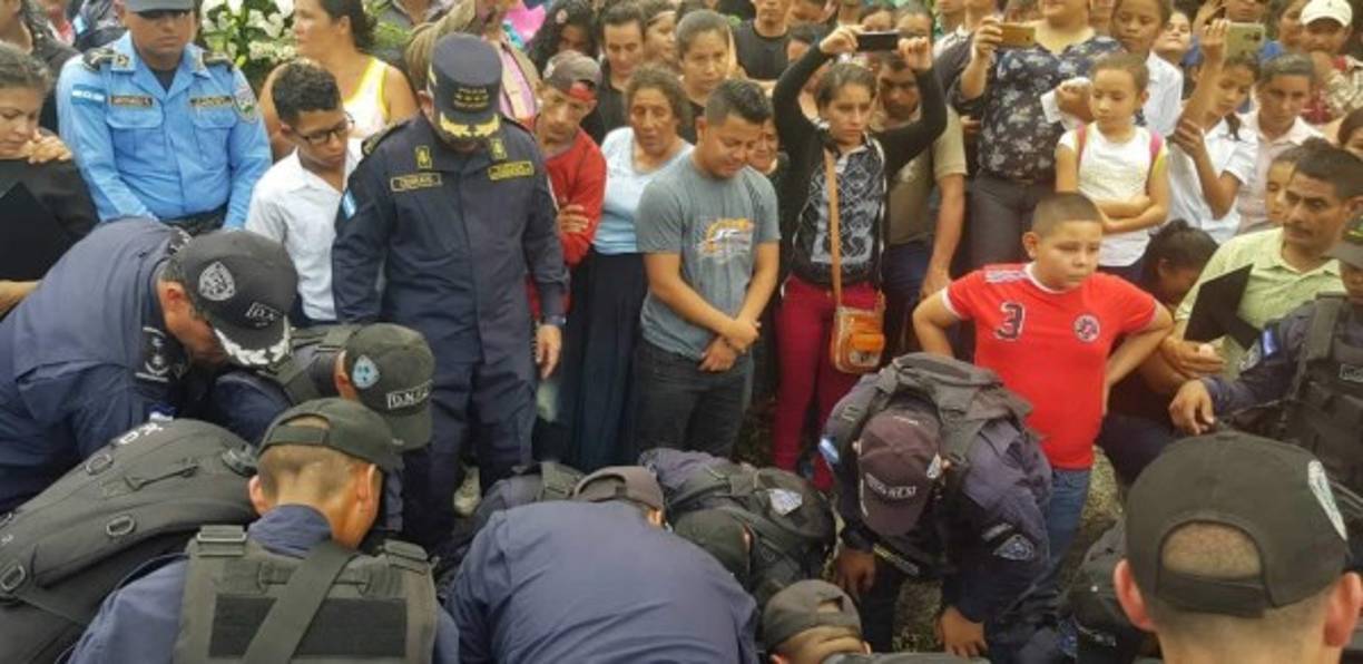 Ambos policías estaban asignados a la Jefatura Departamental de Juticalpa, y cumplían con la ejecución de la orden judicial de allanamiento, autorizado por el Juzgado Seccional de Letras de esta ciudad.