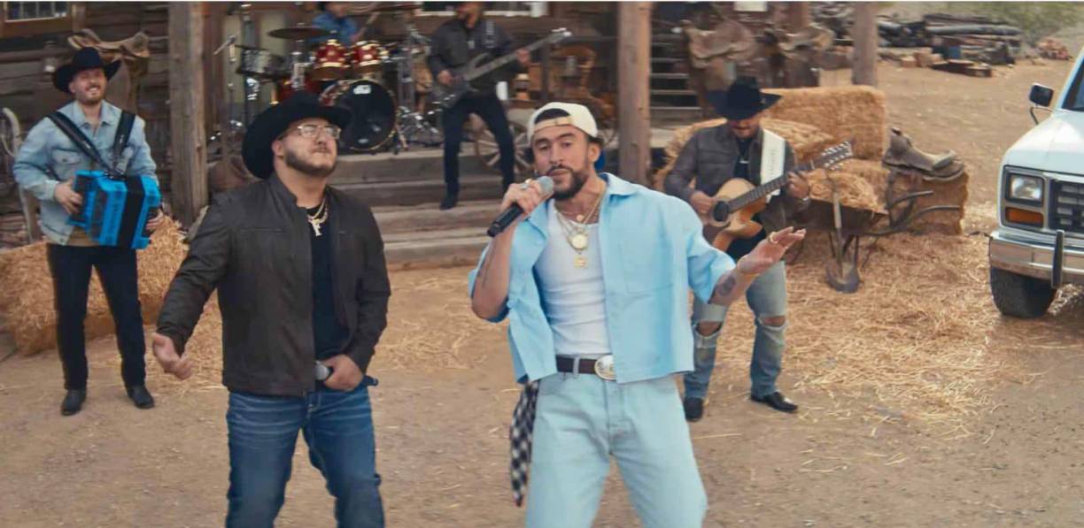 “Bueno, ¿se acuerdan de que les iba a decir algo? Pueeee... no sé si esto les cause alegría o qué... pero voy a sacar una canción más este año y saldrá antes que acabe septiembre”, escribió el famoso, luego explicó que era un adelanto de lo que se venía el próximo año. 