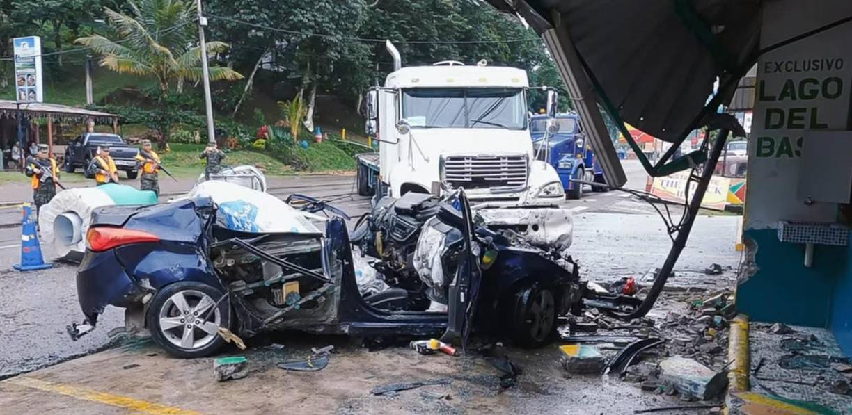 Así quedó el carro en que se conducían las dos personas. Celeste quedó atrapada, pero los vecinos del lugar la auxiliaron.
