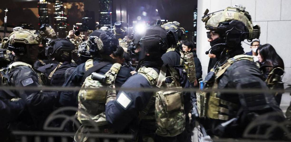 El presidente surcoreano, Yoon Suk-yeol, desató el caos en ese país tras anunciar sorpresivamente la ley marcial en una declaración televisada para proteger el “orden constitucional” de actividades “anti-estatales”, de las que acusa al principal bloque de la oposición, el Partido Democrático (PD), al que tildó de llevar a cabo “actividades anti-estatales”.