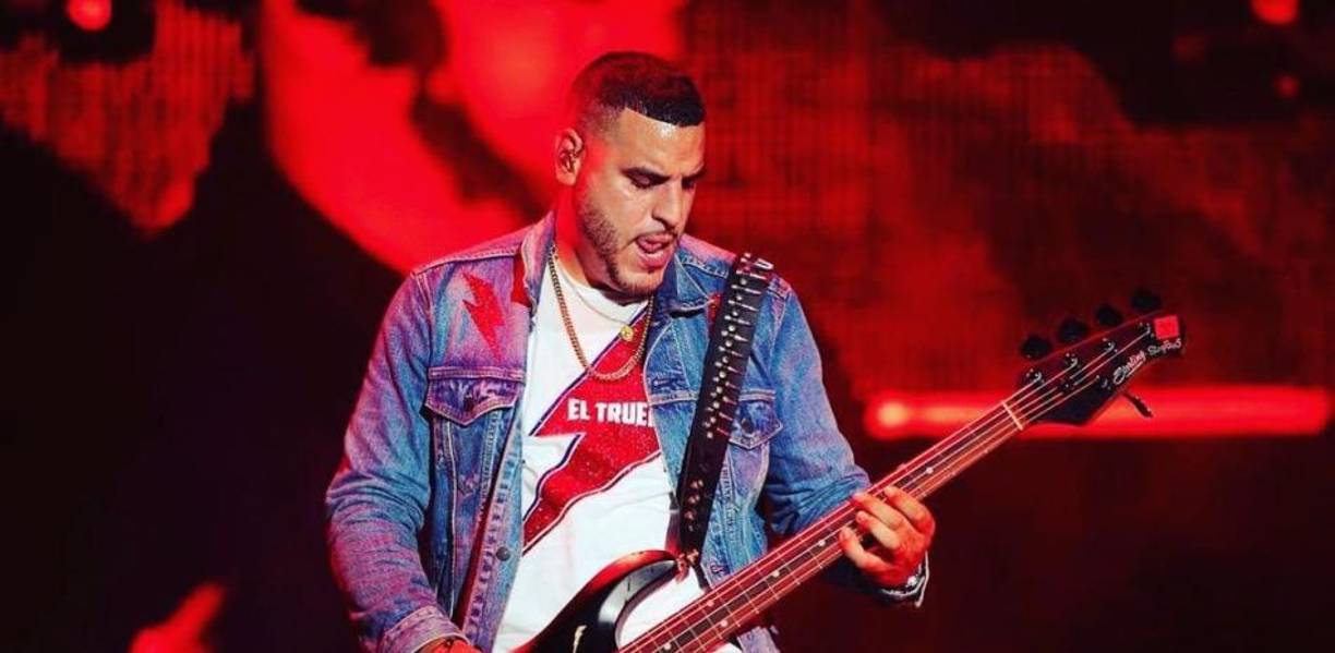 Max Santos, también conocido como Mikey, es un bajista y productor musical, famoso, principalmente, por ser miembro fundador de la icónica agrupación de bachata Aventura.