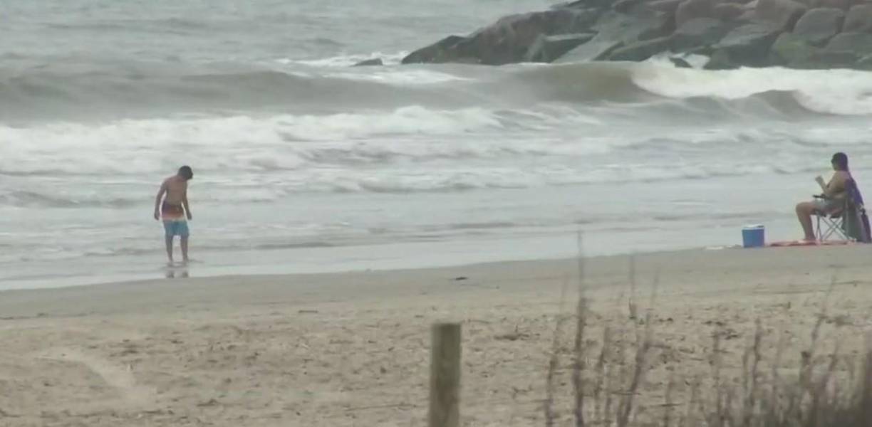 En las últimas horas, a la búsqueda se han unido diferentes autoridades como la Guardia Costera, la Patrulla de Playa de la Isla de Galveston, la policía, bomberos, entre otros.