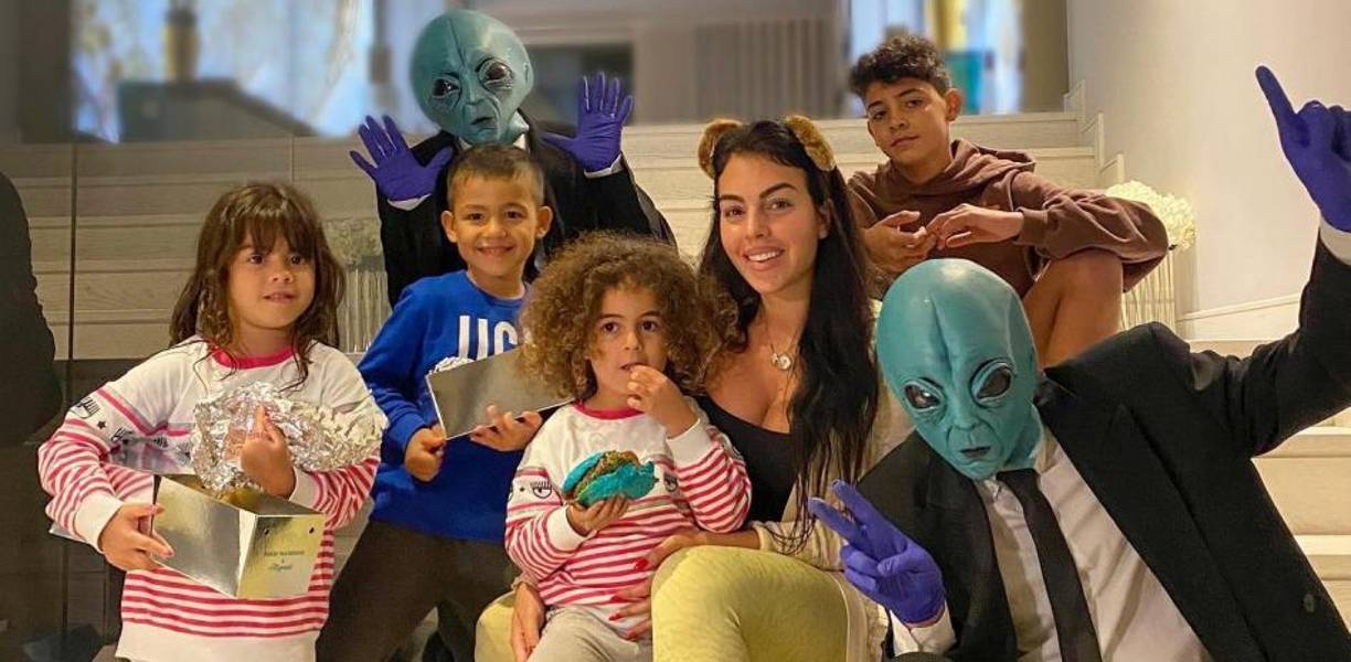 Ante millones de seguidores, la también influencer subió una foto de su hijo Mateo besando a su hermana Esmeralda, una foto que a simple vista, era una imagen más que adorable.