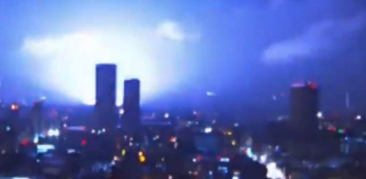 "El sismo de 7,1 que sacudió el centro y el sur de México la noche del martes provocó un extraño fenómeno de luces en el cielo que causó pánico y asombro entre los mexicanos."