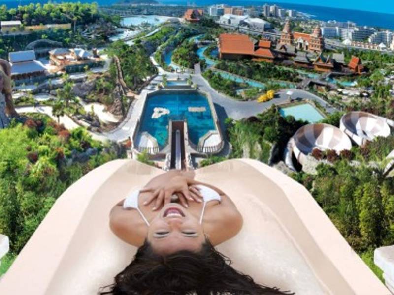 Uno de los atractivos del parque es una caída vertical de 28 metros que sumerge al visitante bajo un acuario lleno de peces.