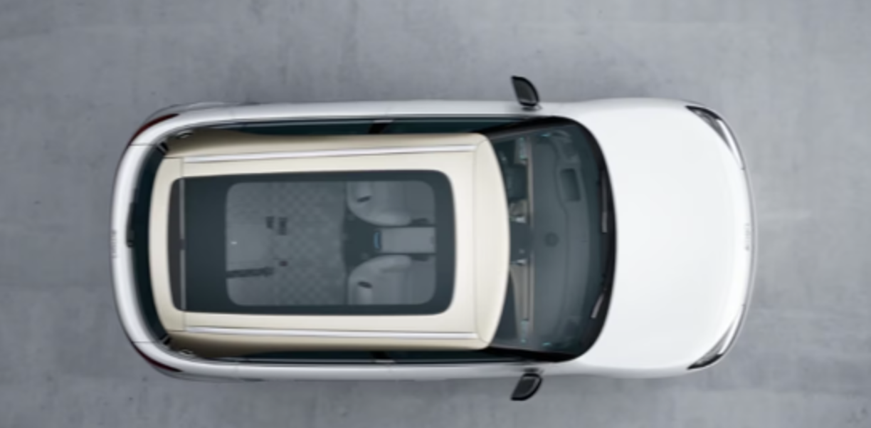 El vehículo también tiene un techo panorámico, ruedas de diseño y tapicería de cuero, son algunas de las características de una de las ediciones más exclusivas de la fábrica.