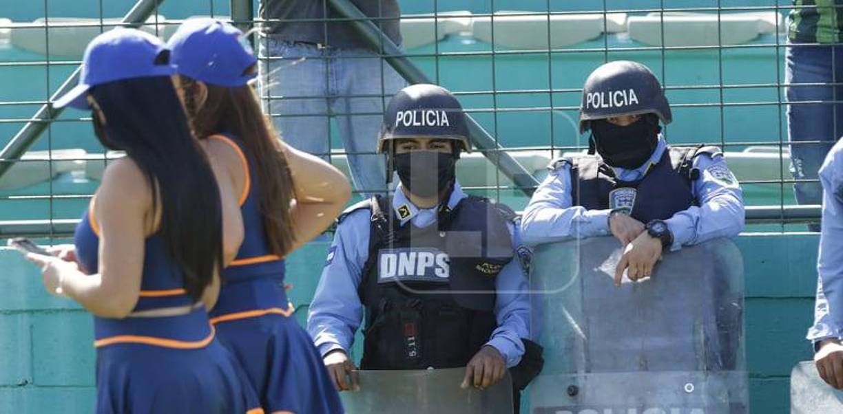 Los elementos de la Policía Nacional lucieron concentrados pese a la belleza de las edecanes.