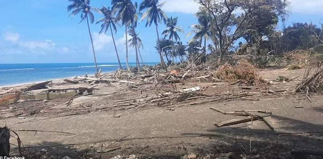 Imágenes captadas por residentes locales muestran las costas devastadas por la gigantesca ola provocada por la erupción el pasado sábado.