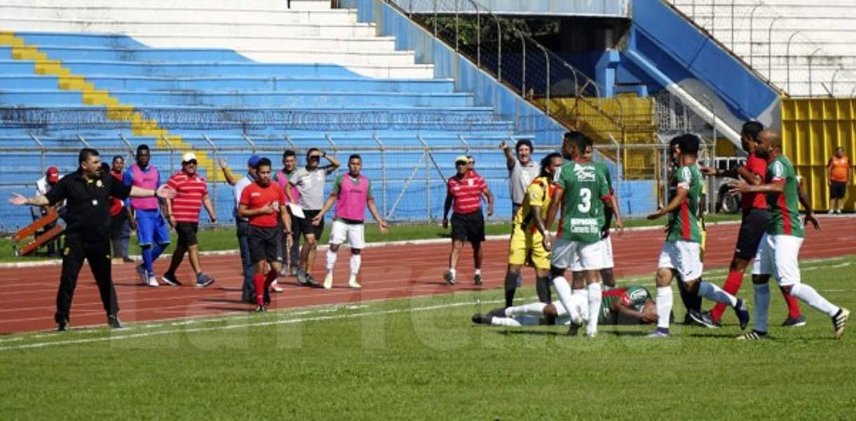 Los ánimos se caldearon en el partido tras una falta de Wilfredo Barahona. Reclamaron todos como se observa en la imagen.