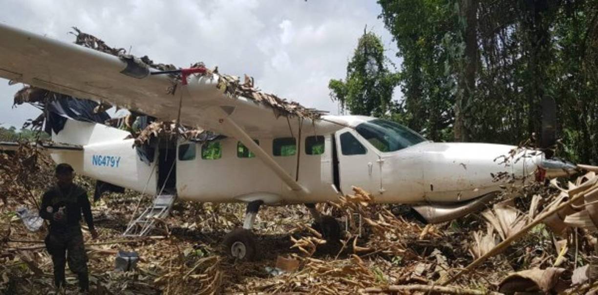 En en el sector de Brus Laguna, departamento de Gracias a Dios, mediante el uso de aeronaves de la Fuerza Aérea Hondureña que efectúan patrullajes aéreos, se encontró una Área Clandestina de Aterrizaje (ACA), por lo que se aseguraron dos supuestas narcoavionetas, una Caravan 208, color blanco, serie N-64797 y una King Air, color azul y blanco sin matrícula.