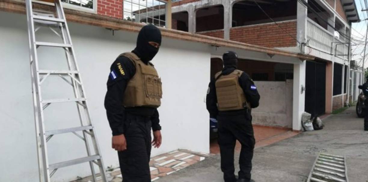 Los agentes de la FNAMP utilizaron escaleras para entrar a la casa y capturar a Howin Alexis Romero, supuesto cabecilla de la mara 18 en Honduras.