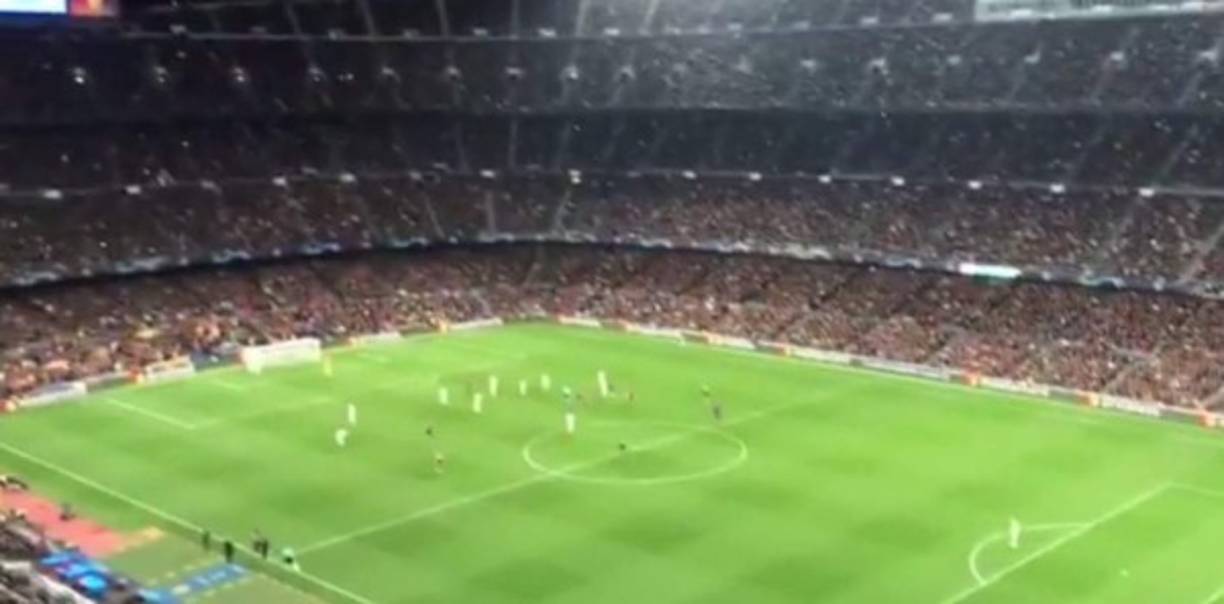 Ajax's Dutch midfielder Donny van de Beek (C) celebrates scoring the opening goal during the UEFA Champions League semi-final first leg football match between Tottenham Hotspur and Ajax at the Tottenham Hotspur Stadium in north London, on April 30, 2019. (Photo by Ian KINGTON / IKIMAGES / AFP)