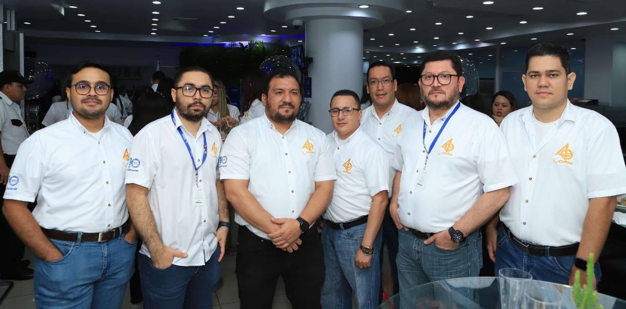 Fausto Iscoa. Hermes Reyes, Luis Cardona, Ramiro Espinoza, Luis Rivera, Juan Mencía y Jorge Rivera