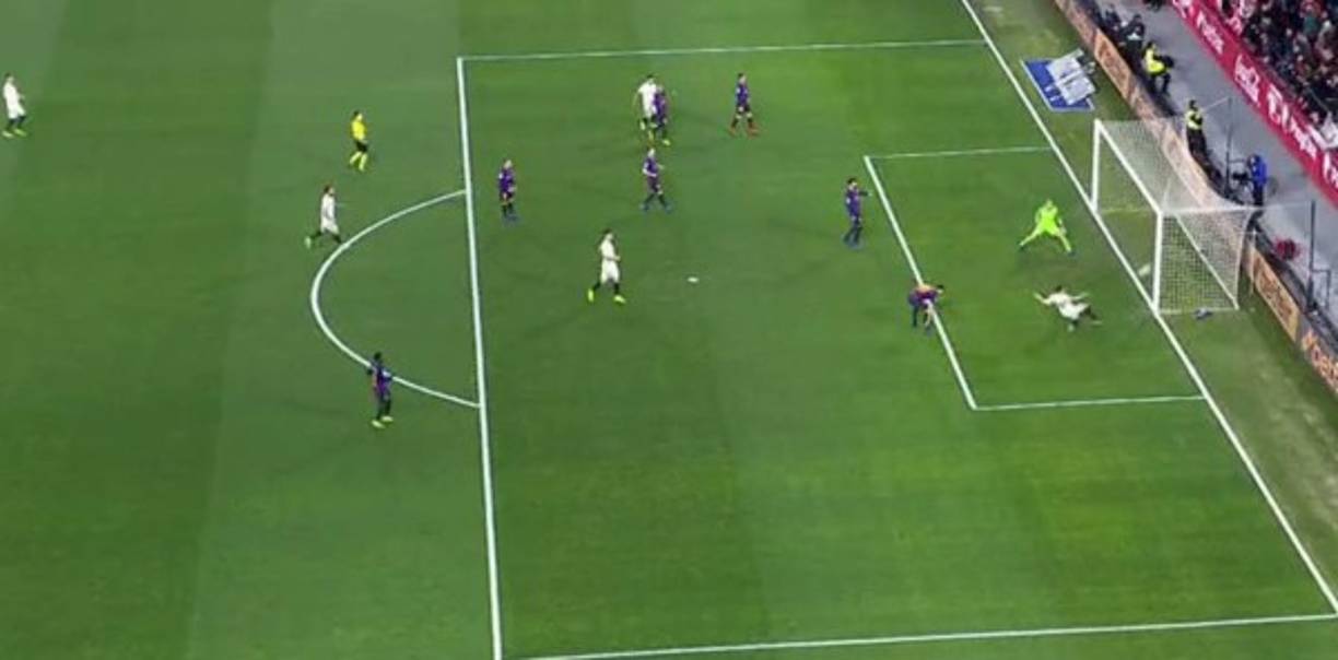 Real Madrid's Brazilian midfielder Casemiro (R) heads the ball to score his second goal during the Spanish league football match between Real Madrid CF and Sevilla FC at the Santiago Bernabeu stadium in Madrid on January 18, 2020. (Photo by GABRIEL BOUYS / AFP)