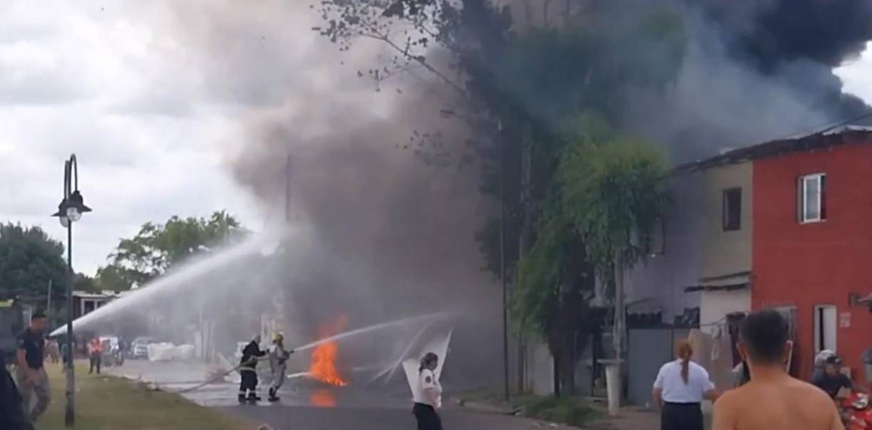 Equipos de emergencia se trasladaron de inmediato a la zona para extinguir las llamas y prestar los primeros auxilios a los heridos.