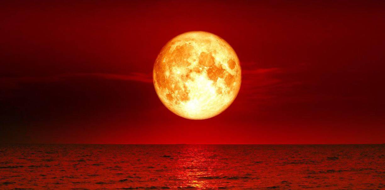 Otro de los mitos relacionados a los eclipses que solían decir las abuelitas es que cuando ocurren las mujeres embarazadas debían amarrar un hilo rojo alrededor de su panza para evitar que “la luna se coma al niño”.