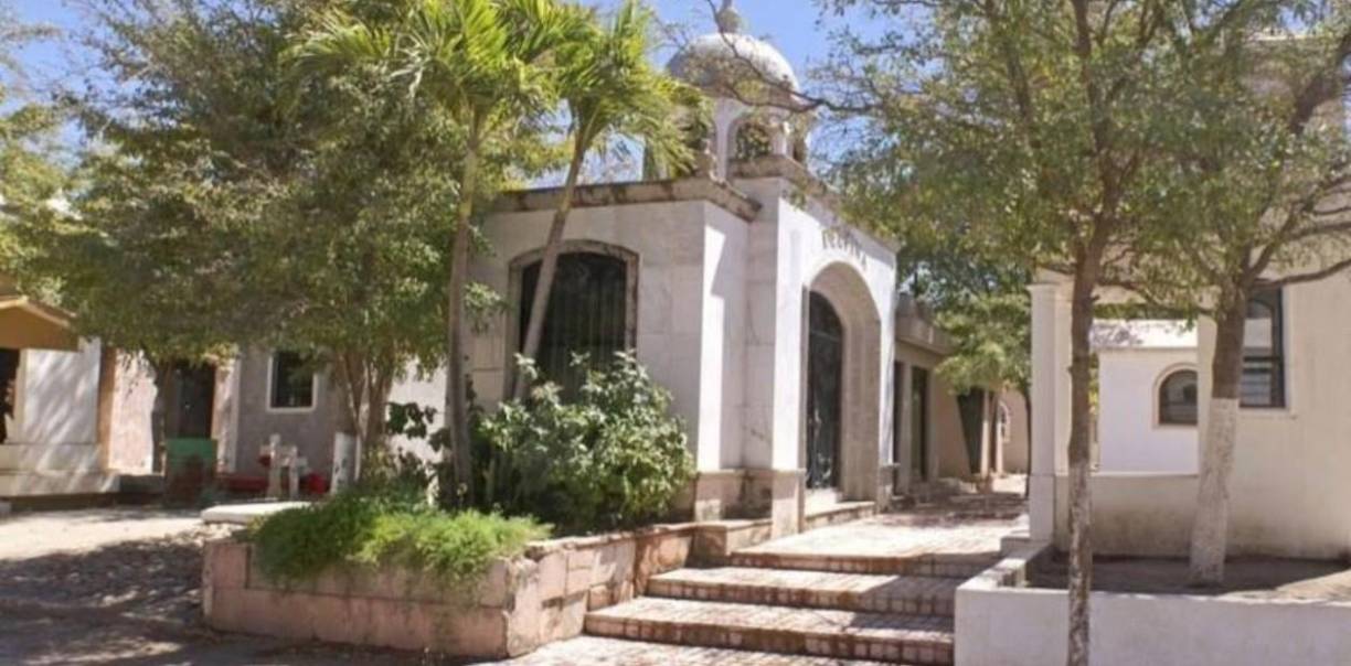 Se logran ver estructuras que cuentan con salas de descanso, patios para reuniones, botellas de licor, bancas, rosarios de oro y todos los lujos que se les puede ocurrir.