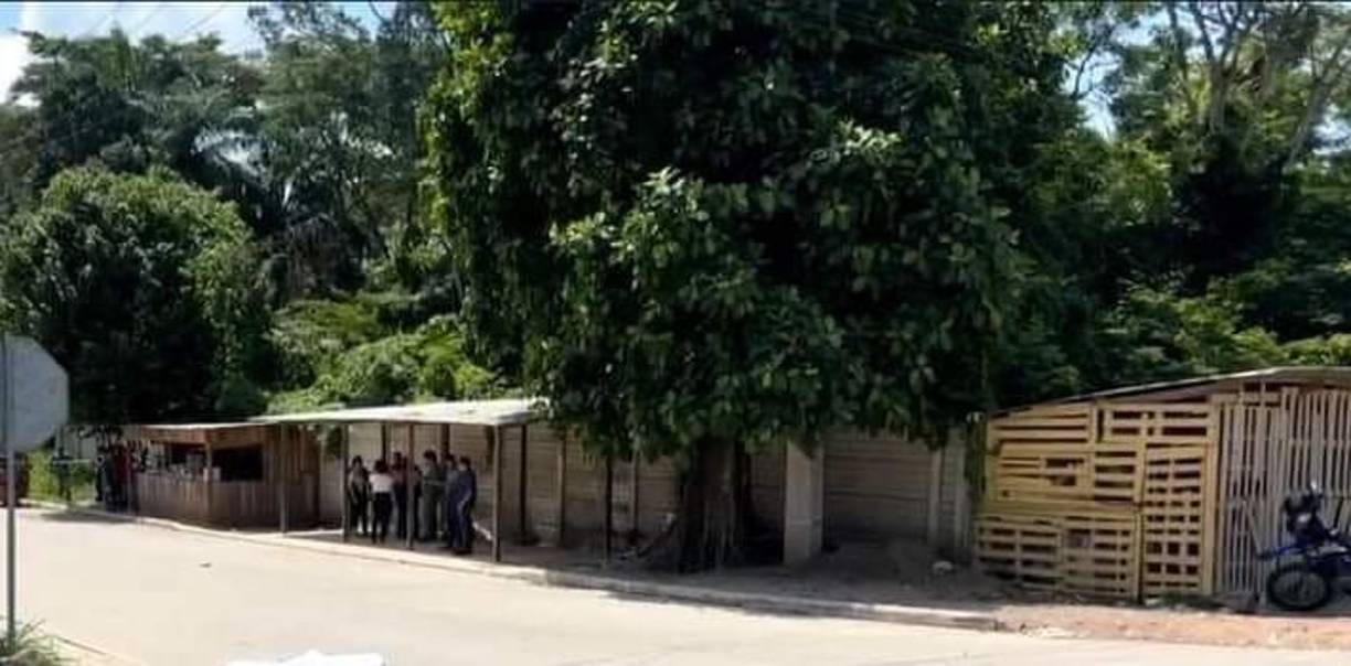 Al lugar llegaron los familiares de Elvin, cuyo cuerpo quedó en la moto en que se transportaba. 